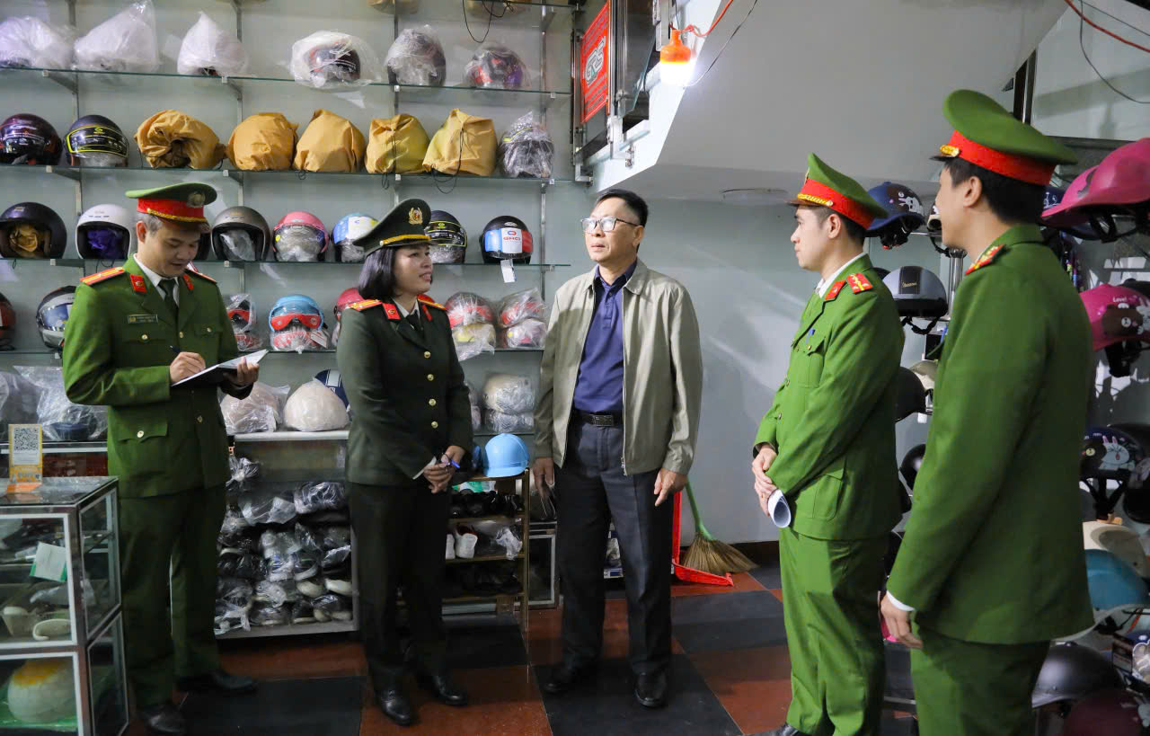 Công an phường Thành Đông đồng hành, hỗ trợ doanh nghiệp thực hiện đúng quy định về gắn biển tại địa điểm kinh doanh